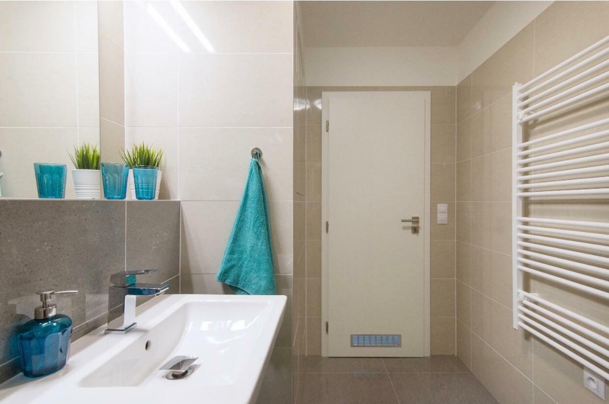 Free Parking In Garage Karolina Plazza, New Cosy Studio With All You Need Prag Eksteriør billede