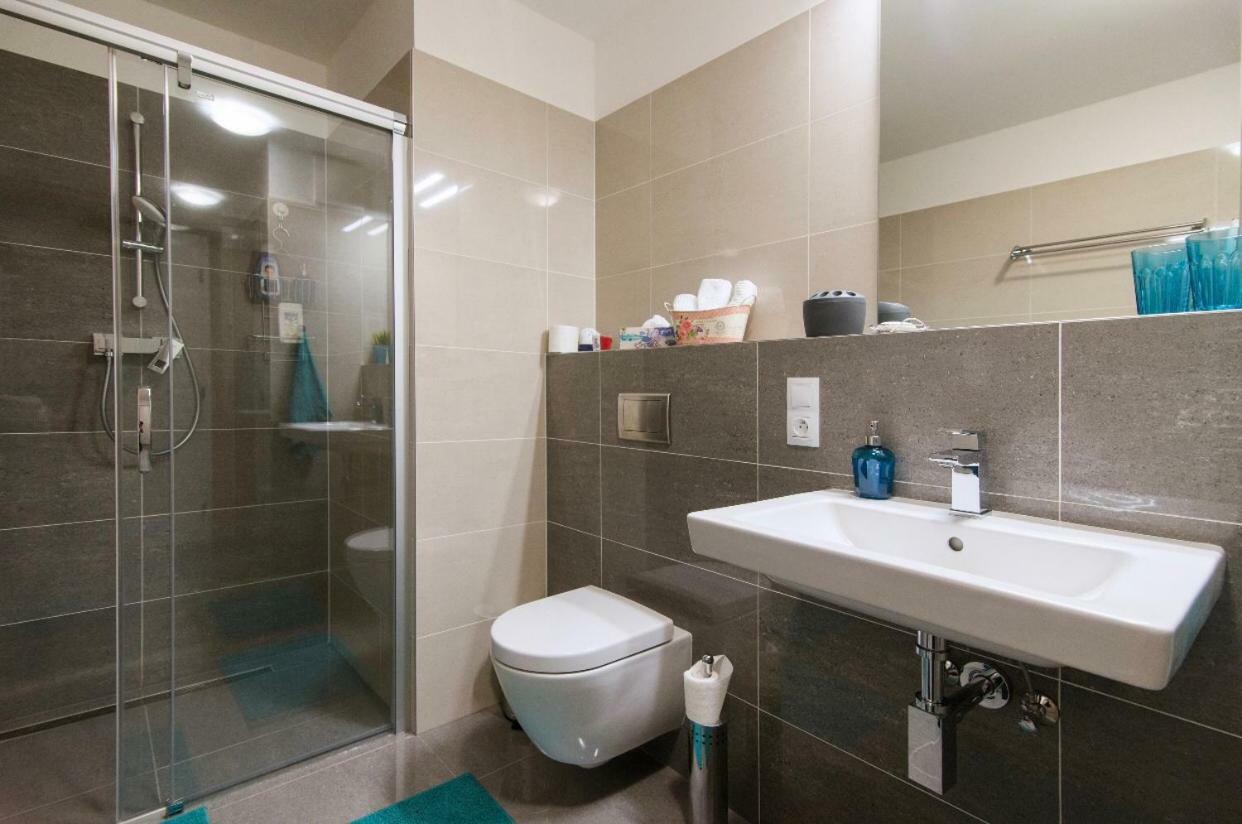 Free Parking In Garage Karolina Plazza, New Cosy Studio With All You Need Prag Eksteriør billede