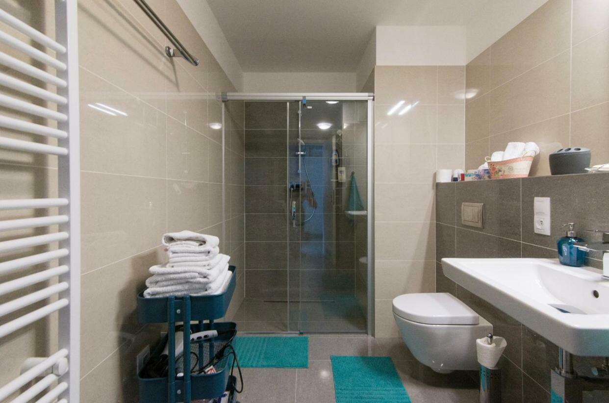 Free Parking In Garage Karolina Plazza, New Cosy Studio With All You Need Prag Eksteriør billede