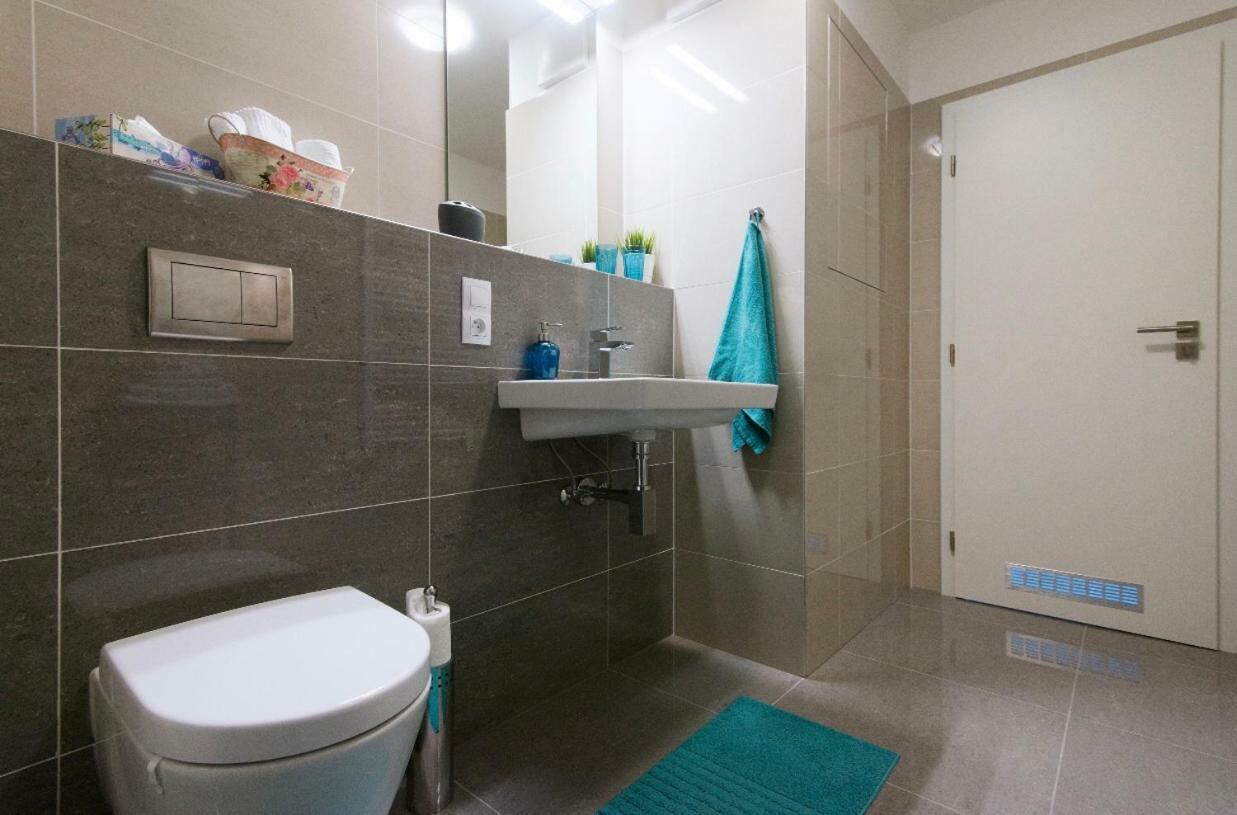 Free Parking In Garage Karolina Plazza, New Cosy Studio With All You Need Prag Eksteriør billede